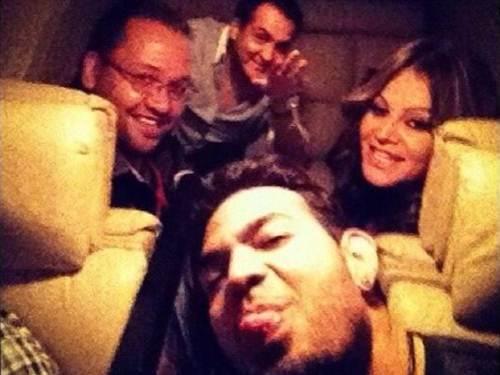 La última foto de la cantante @jennirivera en el avión, difundida en redes sociales.