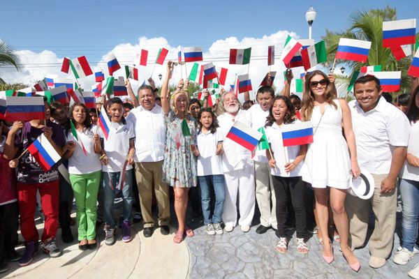 portomorelenses-festejan-obra-que-estará-frente-al-mar-de-Pto-Morelos