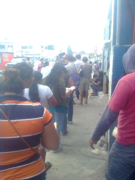 Vallisoletanos que hacen fila en las oficinas del IFE en Cancun para cambiar sus credenciales de elector con domicilio en el destino turistico. (Foto: Diario de Yucatán)