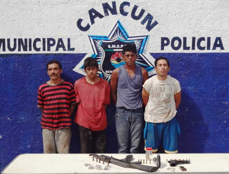 pistoleros1.- cuatro detenidos por portaci+¦n de droga y armas de fuego