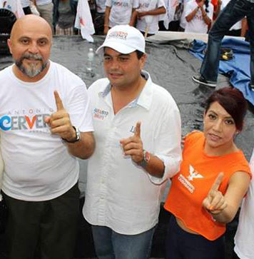 Antonio Cervera (izquierda) y María Edith López Villaseñor, cuando ambos realizaban campañas, él para Alcalde de Cancún y ella para diputada.