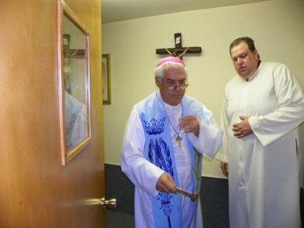 El arzobispo Rafael Romo con el sacerdote Jeffrey David Newell. 