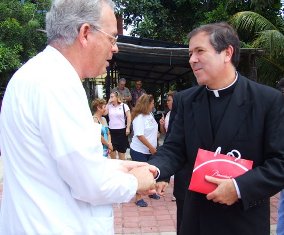 En foto de archivo, el obispo de la Prelatura Cancún-Chetumal, Pedro Pablo Elizondo, saluda a Álvaro Corcuera, fallecido ex director de los Legionarios de Cristo.
