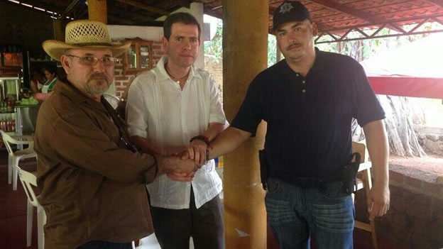 Hipólito Mora, el comisionado Alfredo Castillo y Luis Antonio Torres se tomaron una foto el 21 de mayo en la que resolvieron sus diferencias (Alfredo Castillo/Twitter).