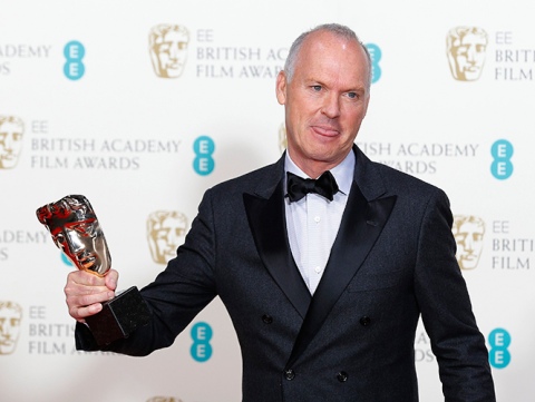 El actor Michael Keaton subió al escenario en  representación de Emmanuel Lubezki para recibir su premio en los Bafta.