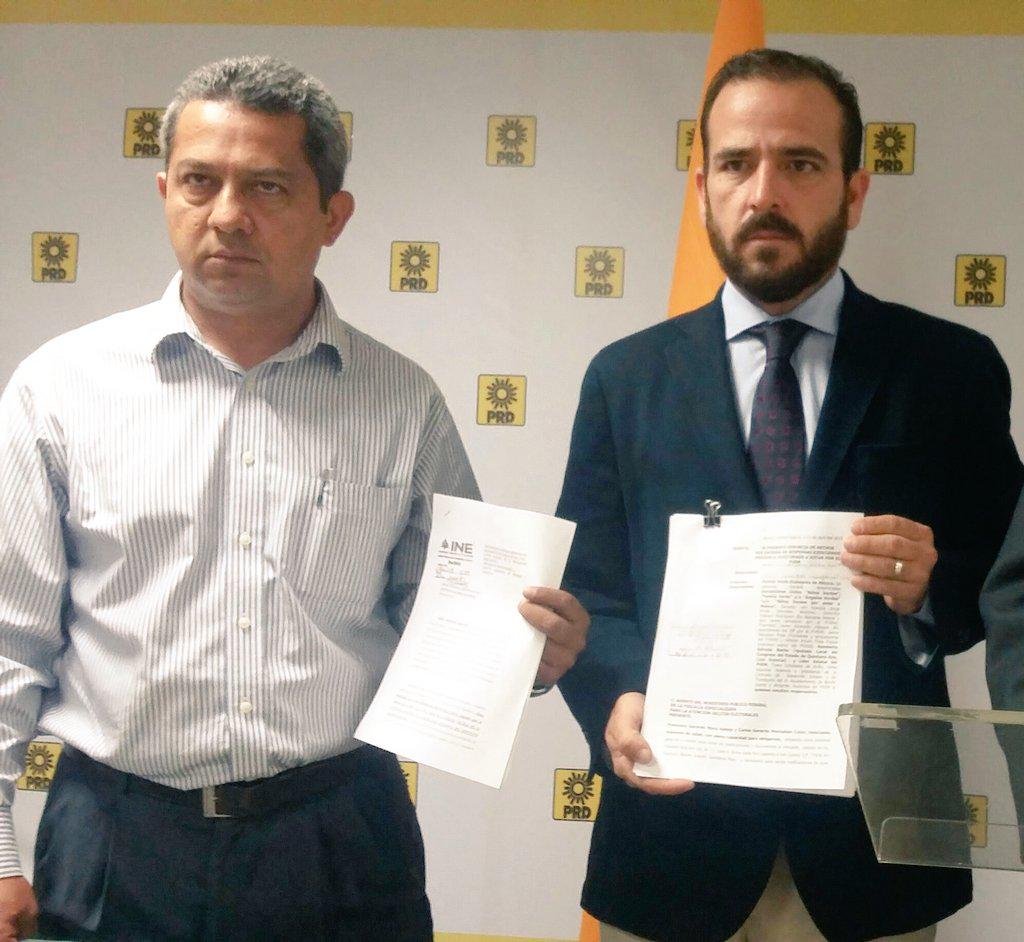 Carlos Montalbán y Gerardo Mora, al anunciar la denuncia contra el PVEM.