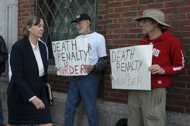 Manifestantes en contra de la pena de muerte.