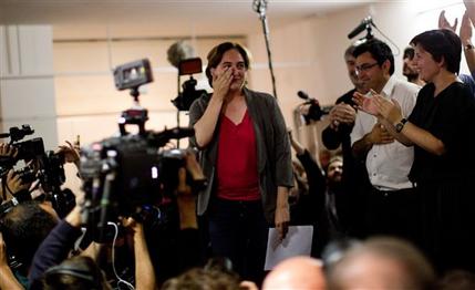 La líder de la coalición de izquierdas Barcelona en Comú, Ada Colau (al centro), llora de felicidad mientras celebra la victoria de su partido en las elecciones en Barcelona, España, el domingo 24 de mayo de 2015. (Foto AP/Emilio Morenatti)