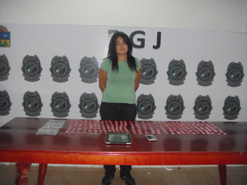 Ofelia Alejandra Pérez Contreras, cuando fue detenida con droga en la Zona Hotelera de Cancún.