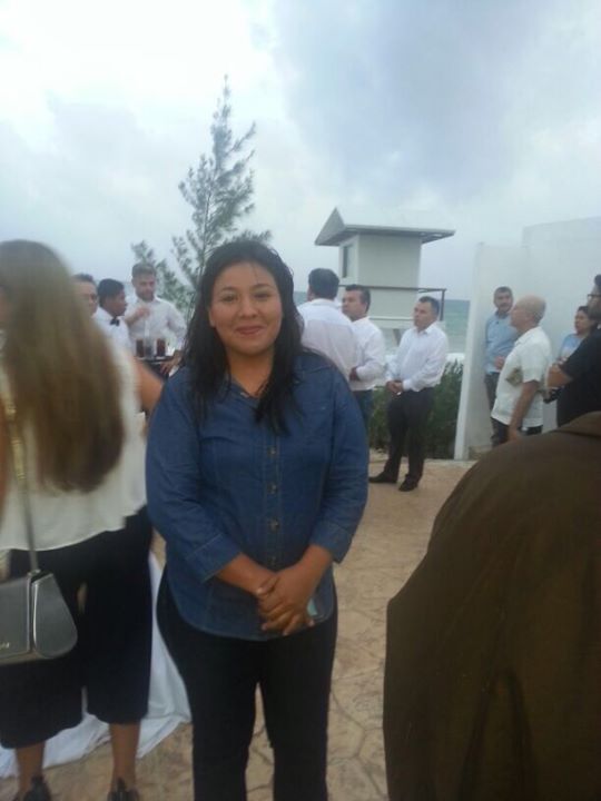 Alejandra Cárdenas, dirigente del PRD en Solidaridad, presume su asistencia a evento del Alcalde priista Mauricio Góngora (al fondo en la foto).