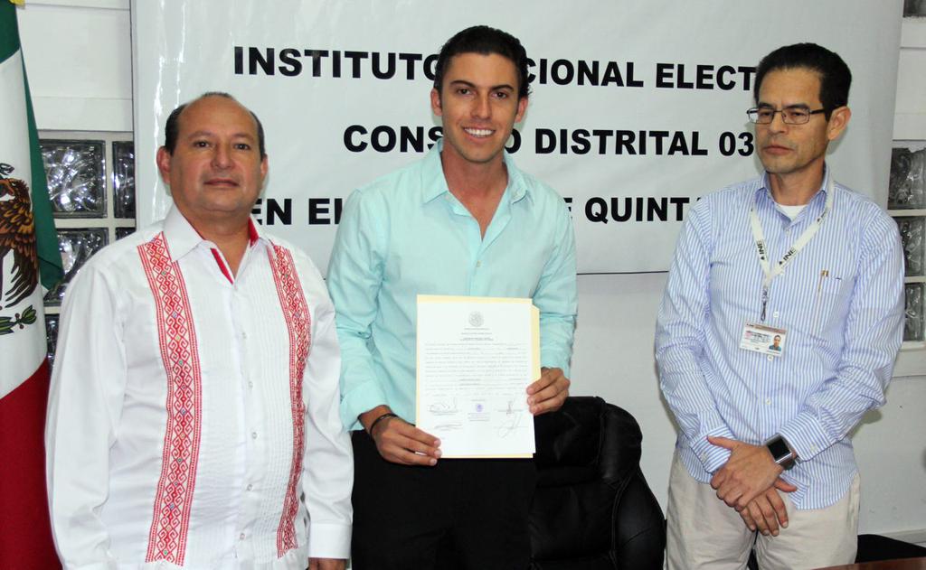 Remberto Estrada Barba, candidato de la alianza PRI-PVEM, recibe su constancia de mayoría como diputado electo por el Distrito 03, acompañado de Mario Machuca, suplente.