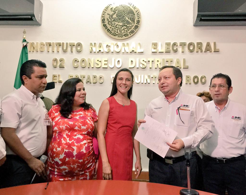 Arlet Mólgora Glover al recibir su constancia de mayoría como diputada electa por el Distrito 02 con sede en Chetumal.
