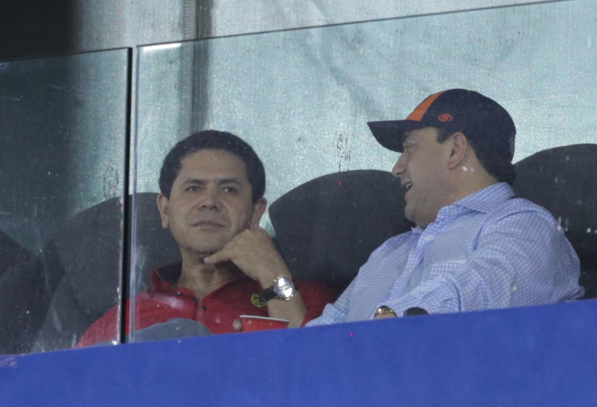 Gregorio Sánchez y Roberto Borge en el palco privado del Gobernador en el estadio 'Beto Ávila' de Cancún.