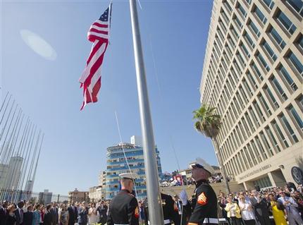 Marines izan la bandera de Estados Unidos durante la ceremonia de reapertura de la embajada de ese país en La Habana, Cuba, el viernes 14 de agosto de 2015. (AP Foto/Pablo Martinez Monsivais,Pool)