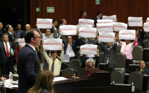 Protesta de la bancada de Morena durante la comparecencia de Luis Videgaray en el Congreso. (Foto: La Jornada)