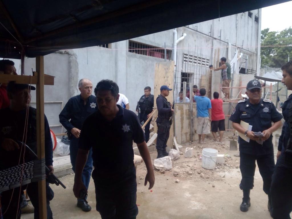 Recorrido del autoridades de seguridad en Quintana Roo por la cárcel de Cancún, un día después de enésimo motín.