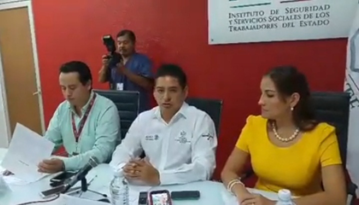 Carlos Hernández Blanco, delegado del ISSSTE, en rueda de prensa.