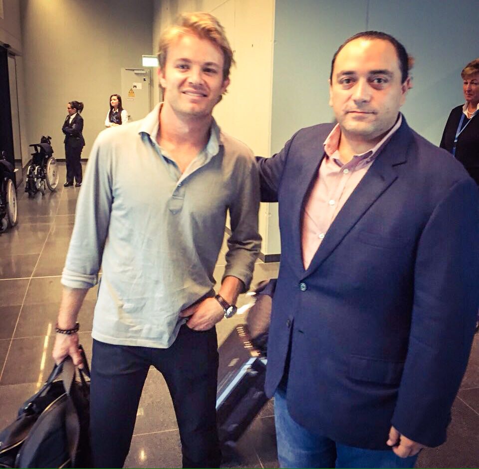 "En el Aeropuerto de la Ciudad de México, saludé a @nico_rosberg ganador del #GranPremioDeMéxico @F1", escribió en su cuenta de Twitter el Gobernador Borge antes de volar hacia Londres.