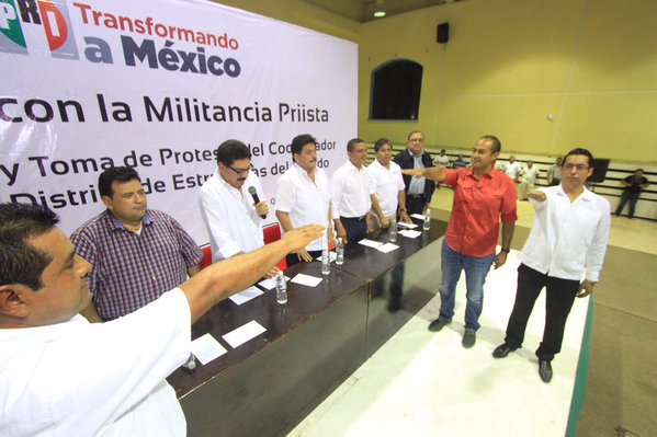 Juan Carrillo, secretario del Ayuntamiento de Isla Mujeres, y Alberto Vado, regidor en el Ayuntamiento de Benito Juárez, rinden protesta como operadores distritales del PRI.