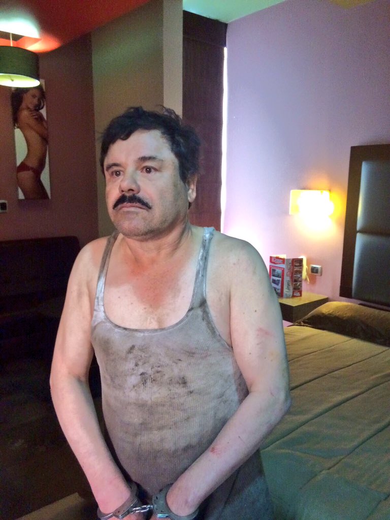 El capo Joaquín 'El Chapo'  Guzmán Loera en la habitación del hotel donde fue capturado. En la pared, el poster de la modelo brasileña Alessandra Ambrosio.
