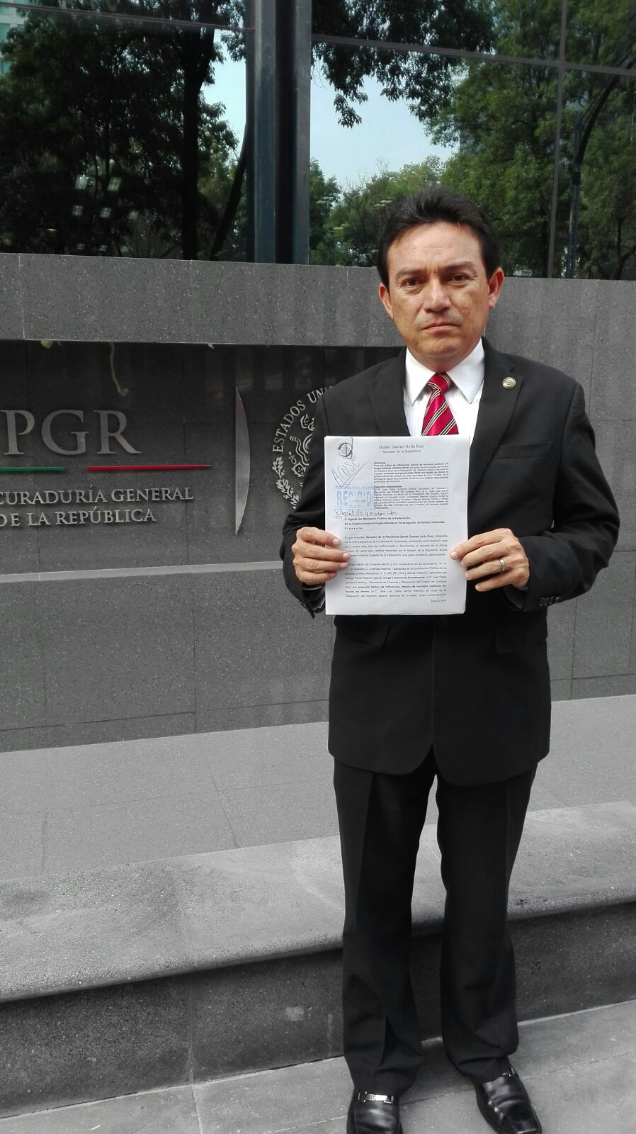 El senador yucateco Daniel Ávila en la PGR.