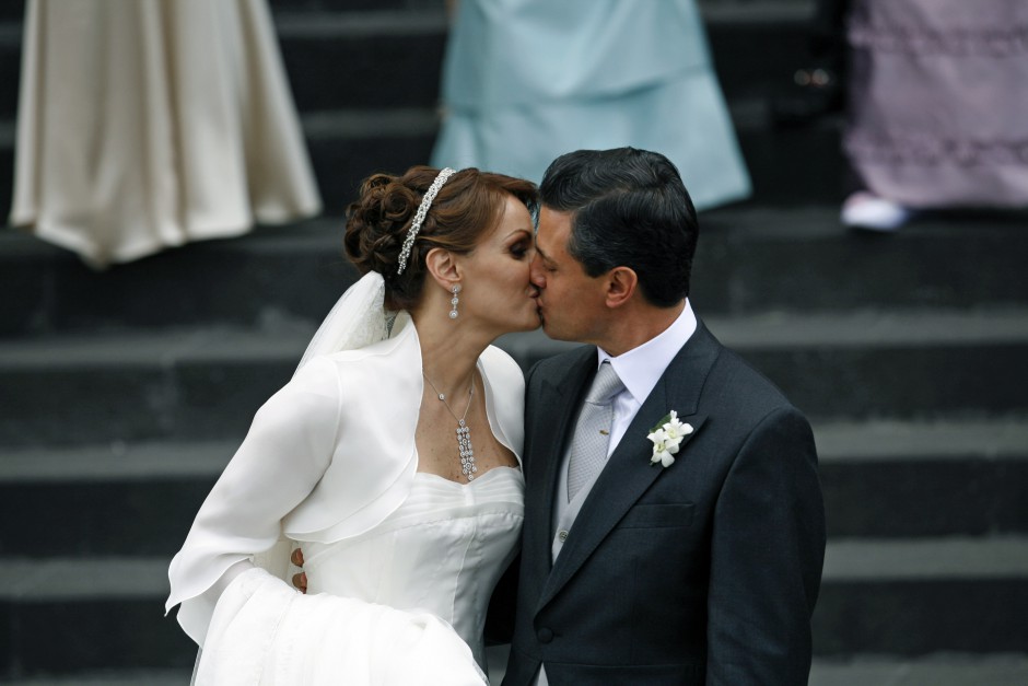 Enrique Peña Nieto y Angelica Rivera , el día de su boda el 27 de noviembre del 2010. (AP Photo/Marco Ugarte)