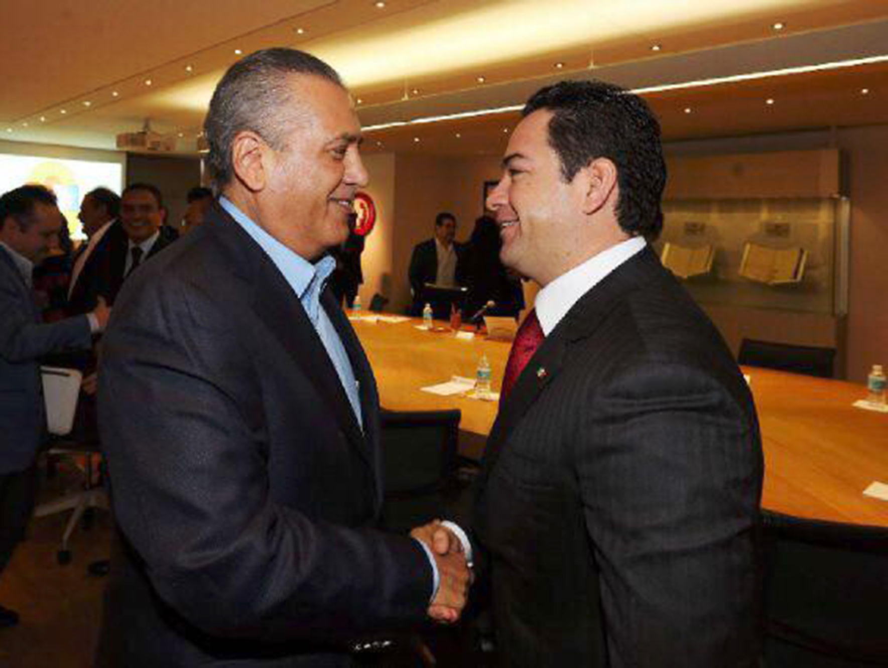 Manlio Fabio Beltrones y José Luis Toledo Medina el pasado sábado, durante la firma del pacto de unidad.
