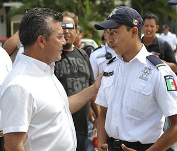 El Alcalde Mauricio Góngora con un policía en un a foto difundida este domingo junto con un boletín en el que presume que Solidaridad es un municipio seguro.