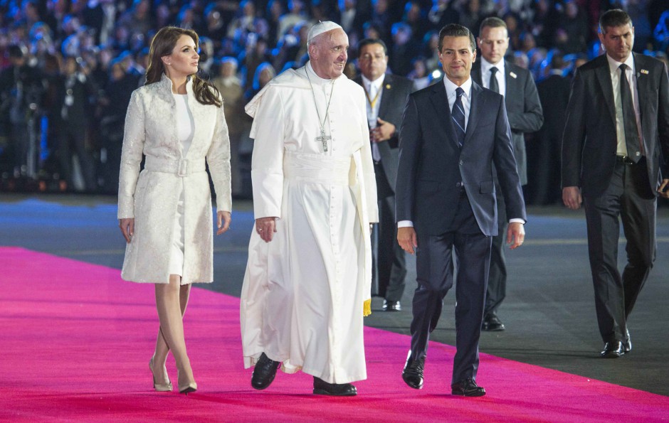 Angélica Rivera lució un conjunto color perla del diseñador Benito Santos para recibir al Papa Francisco. 
