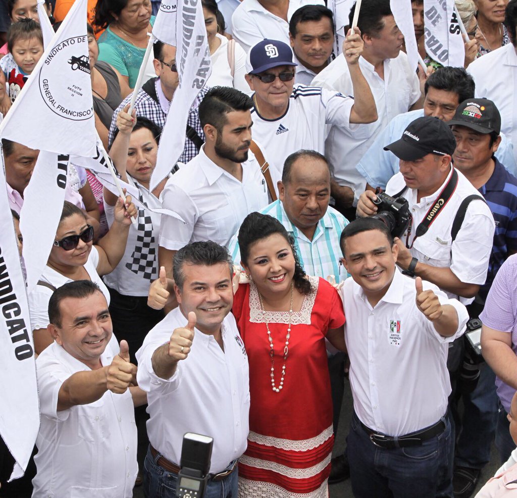 Paoly Perera Maldonado junto a Mauricio Góngora y Raymundo King, durante su  registro como precandidata del PRI en Felipe Carrillo Puerto. 