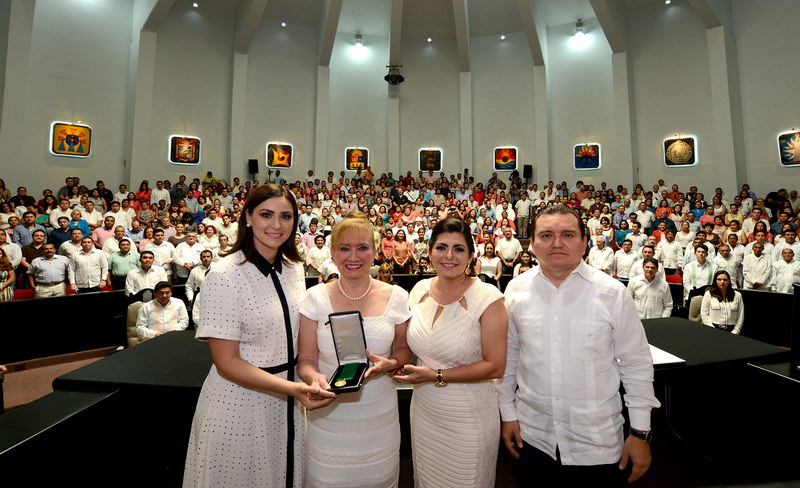 Martha Silva, al recibir en marzo del 2015 la medalla al mérito 'María Cristina Sangri Aguilar' en el Congreso de Quintana Roo.