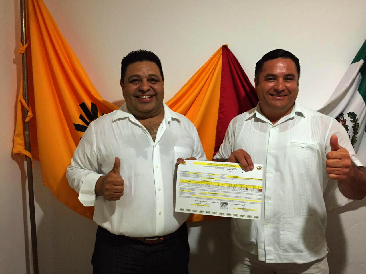 Orlando Muñoz junto con el activista social Ismael Sauceda se registraron como propietario y suplente por la diputación local del Distrito XI de Tulum y Solidaridad.