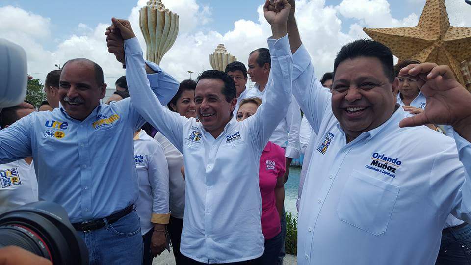 Con Carlos Joaquín en medio, Orlando Muñoz, candidato a la diputación por el Distrito IX, y Jorge Portilla Manica, candidato a la Alcaldía de Tulum, también presentaron su declaración 3de3 en un evento con otros candidatos de la alianza PAN-PRD.