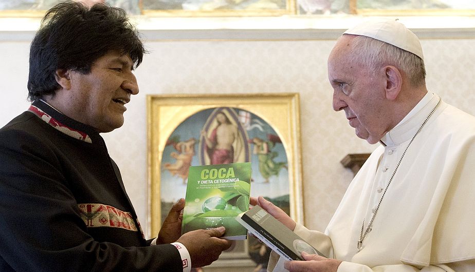 Bolivia's President Evo Morales (L) exchanges gifts with Pope Francis during a meeting at the Vatican April 15, 2016. REUTERS/Alessandra Tarantino/Pool