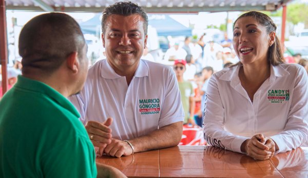 Mauricio Góngora y Candelaria Ayuso, hija de Magaly Achach, la ex alcaldesa de Cancún que la semana pasada le mentó la madre a los quintanarroenses que no voten por el candidato del PRI-PVEM-Panal.