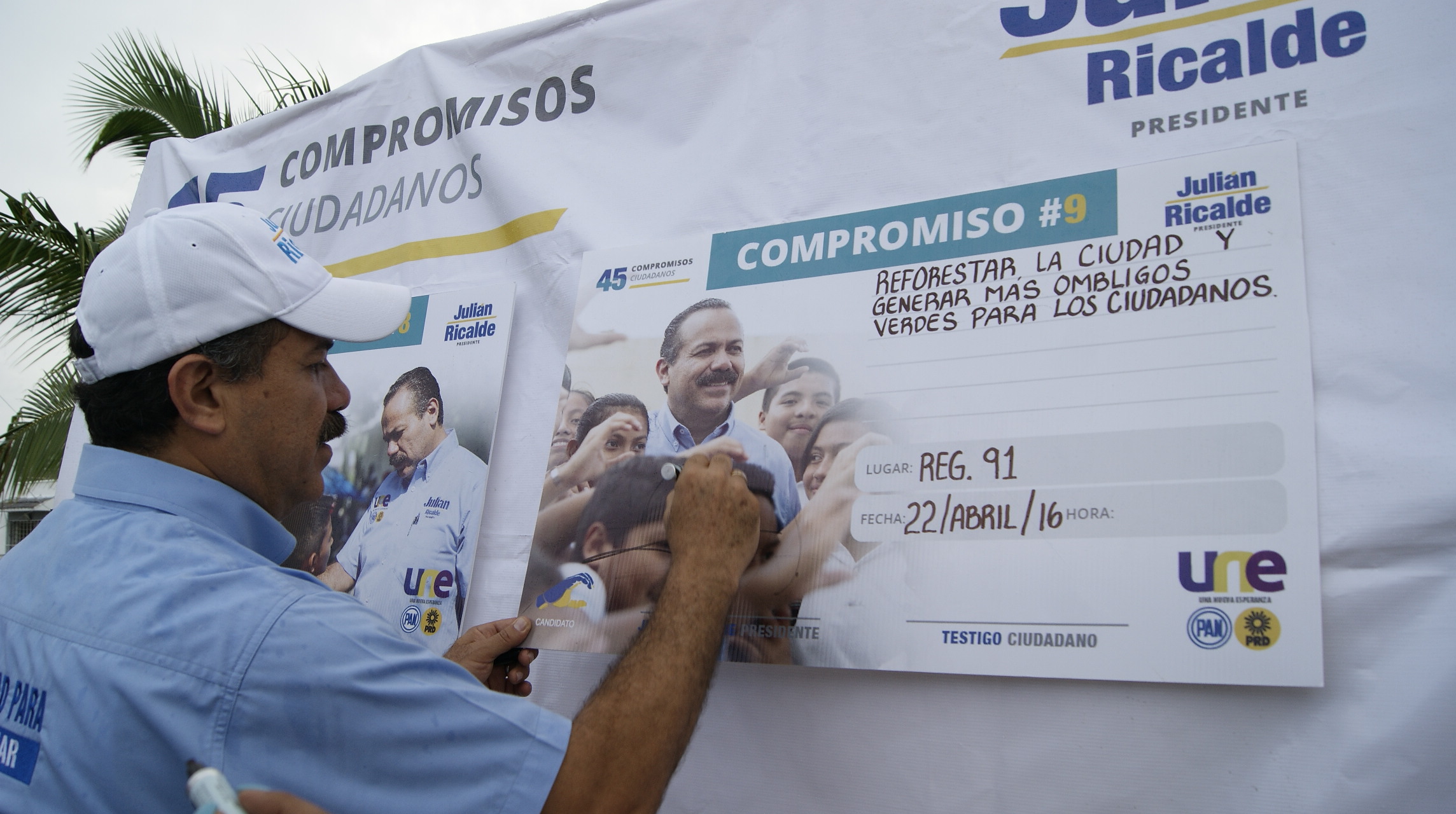Julián Ricalde recorrió las calles de la Región 91, donde firmó compromisos en presencia de los vecinos, que le reconocieron las obras de pavimentación hechas en su administración.