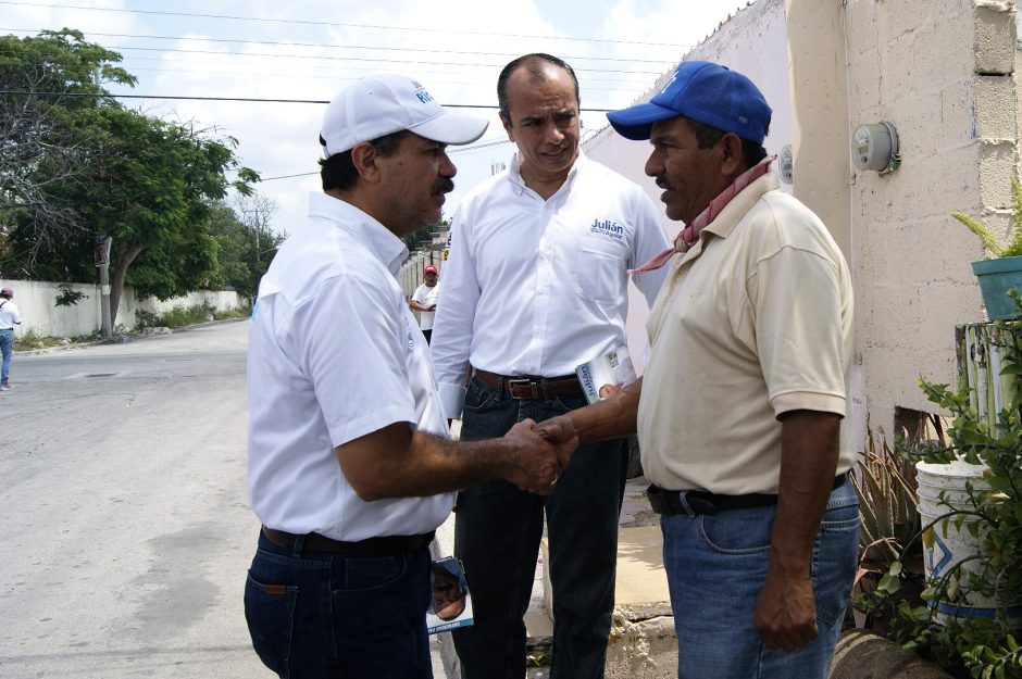 Julián Ricalde junto con Julián Aguilar durante un recorrido por las calles de Cancún.
