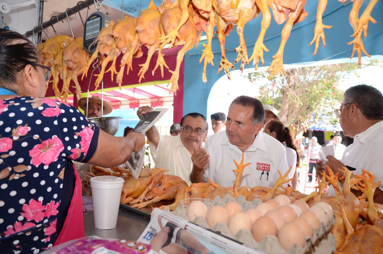 El candidato de Morena a gobernador de Quintana Roo, José Luis Pech Várguez, recorrió el Mercado 23 de Cancún.
