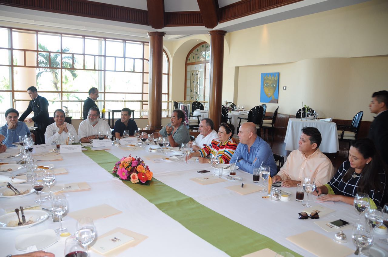 Reunión de Carlos Joaquín con agentes de viajes en Cancún.