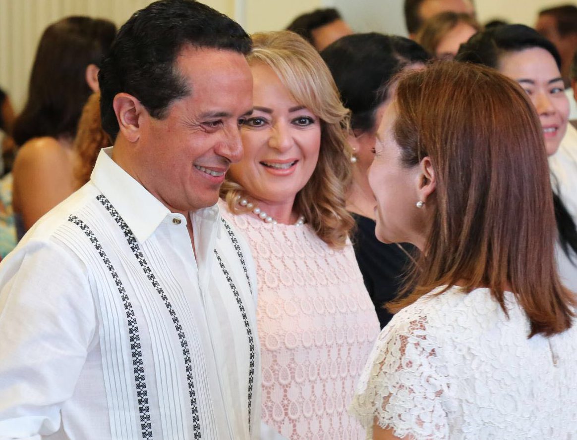 Carlos Joaquín saluda a Josefina Vázquez Mota, la ex candidata presidencial del PAN que estuvo en Cancún.
