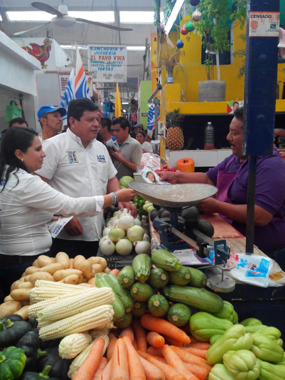 Luis Torres Llanes, candidato de la alianza PAN-PRD por la Alcaldía de OPB, realizó campaña en Chetumal acompañado de Mayuli Martínez Simón, candidata a la diputación por el Distrito XV.