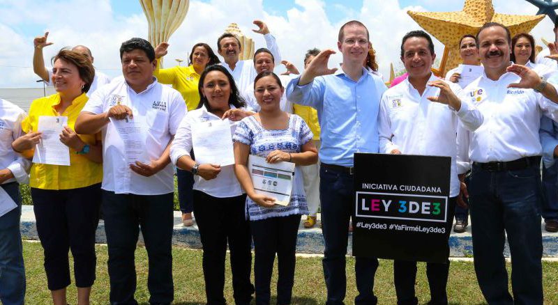 Luis Torres Llanes, candidato de la alianza PAN-PRD a la alcaldía de Othón P. Blanco, estuvo en Cancún en el acto encabezado por Carlos Joaquín González para presentar su declaración patrimonial.