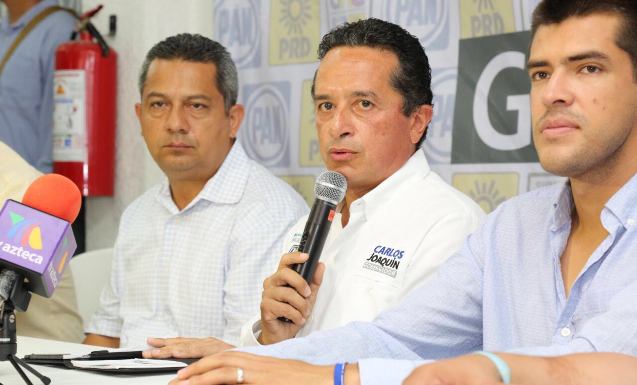 Conferencia de prensa de Carlos Joaquín González acompañado por representantes del PRD y el PAN.