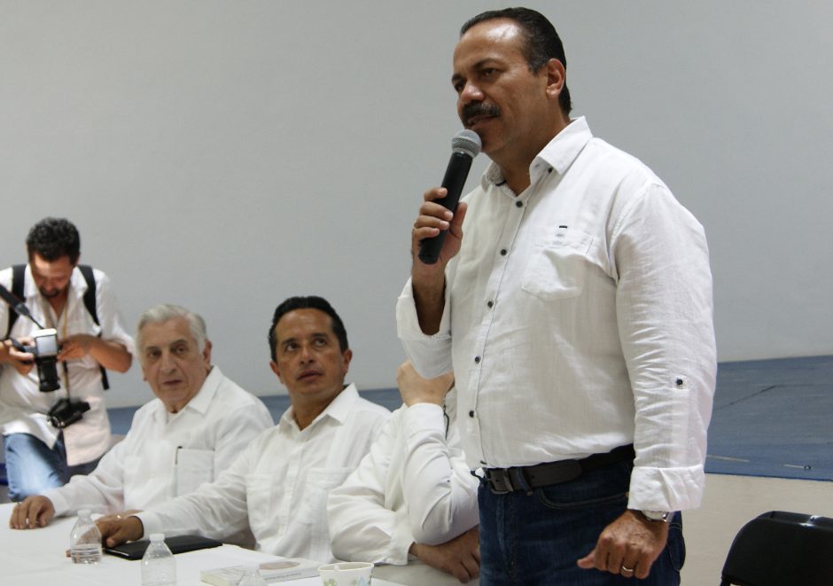 Julián Ricalde con Carlos Joaquín y Arturo Núñez.