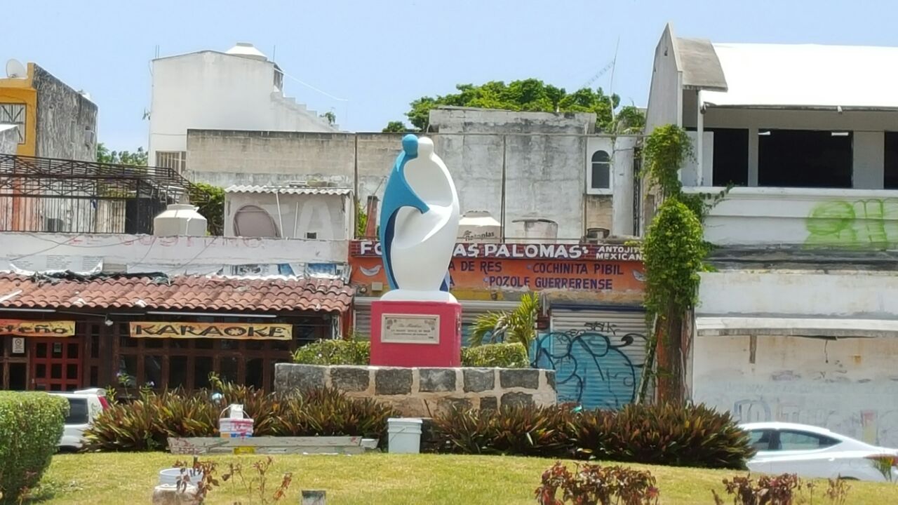 El monumento a la Madre en Cancún empezó a ser pintado del emblemático color rojo del PRI, como ha sucedido con otros parques públicos en todo el estado.