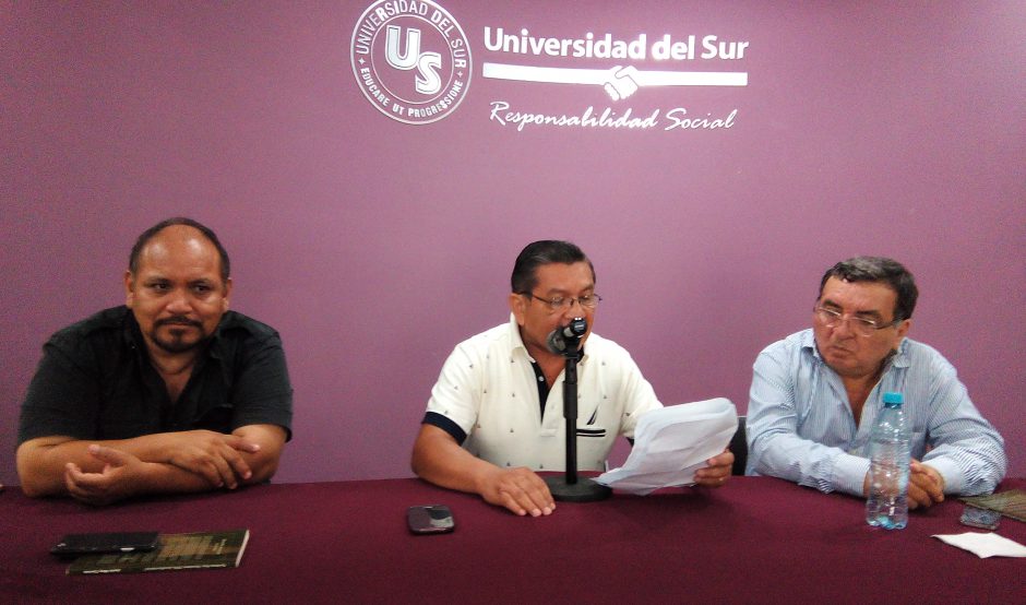 El periodista Justo May durante la presentación de su libro en Cancún. Lo comentaron Francisco Verdayes y Jorge González Durán.