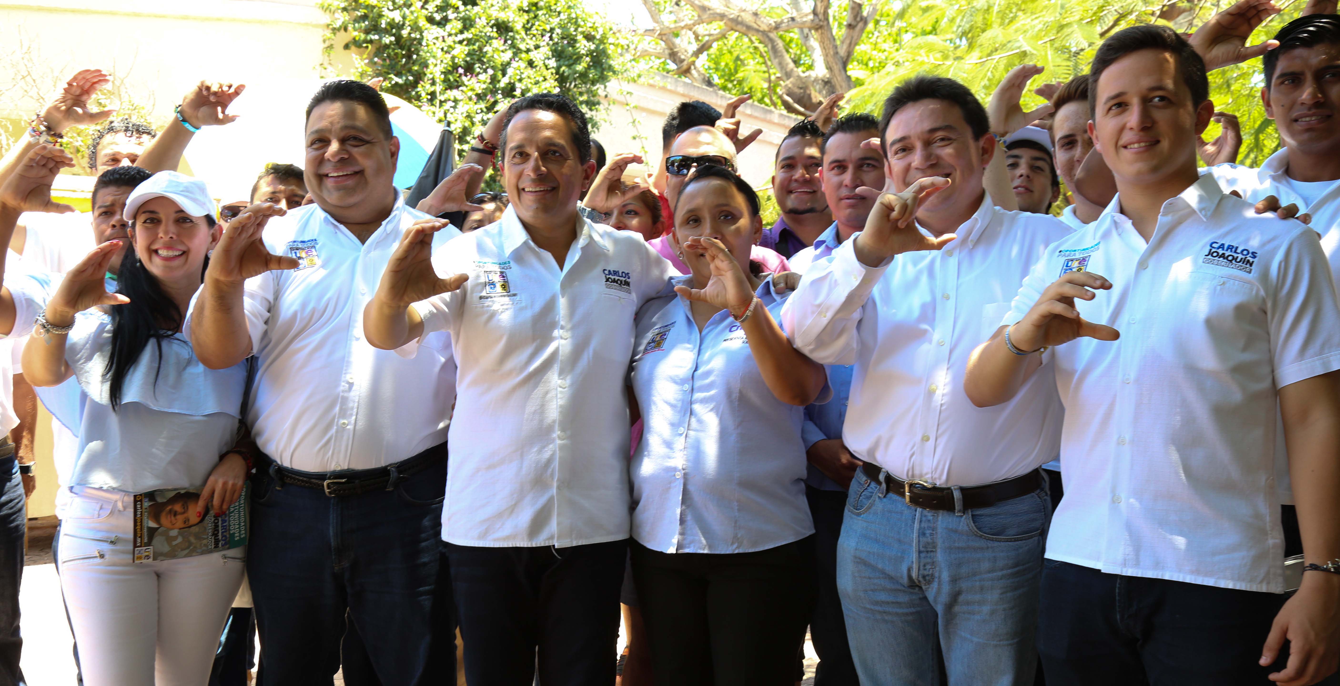 El senador Daniel Ávila junto a Carlos Joaquín y los candidatos a diputados por los Distritos IX y X, Orlando Muñoz y Laura Beristaín. El senador estuvo en Playa del Carmen junto a otros legisladores dando su apoyo a la alianza PAN-PRD.