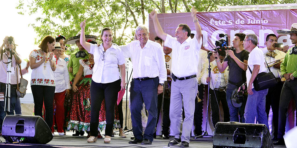 Norma Angélica Ríos Olguín, candidata a la presidencia municipal de Solidaridad, junto a Andrés Manuel López Obrador y José Luis Pech Várguez.