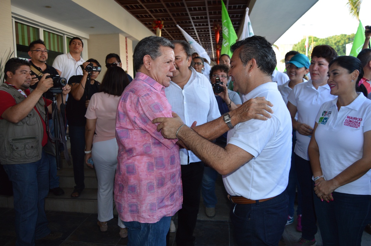 El empresario Norman Angulo Mcliberty saluda a Mauricio Góngora, candidato del PRI a la gubernatura.