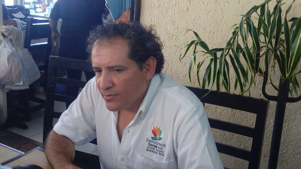 León Ricardo Lizárraga Cubedo, activista priista que apoya la causa de Jorge Portilla Manica, en rueda de prensa para explicar los detalles de un accidente que tuvo en Hondzonot.